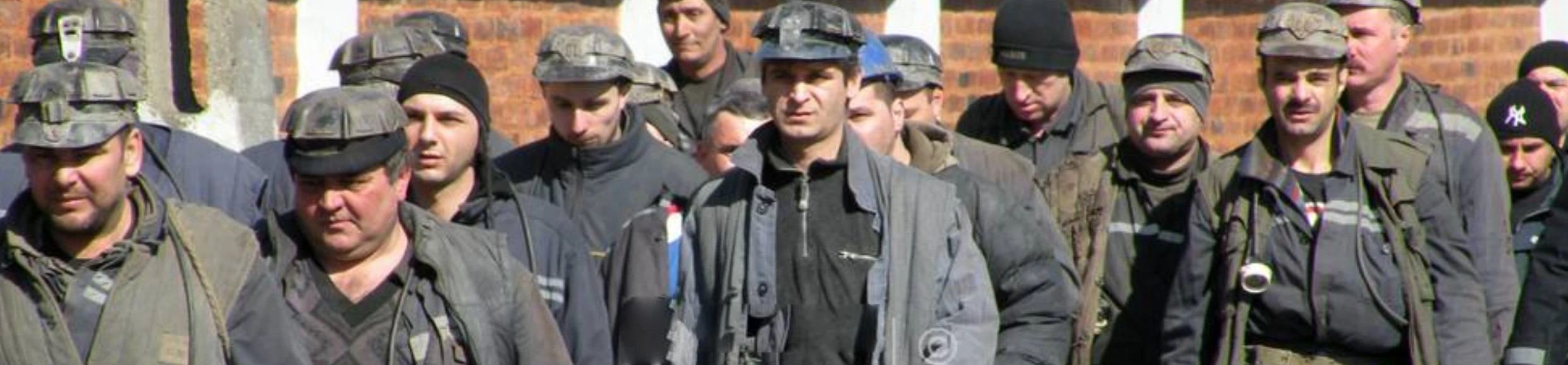 Grup de mineri în echipament de lucru, la ieșirea din schimb, Lupeni.